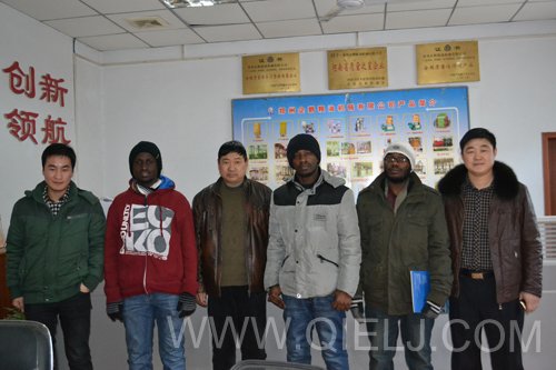 张经理和马经理会见来自非洲的客户(图1)